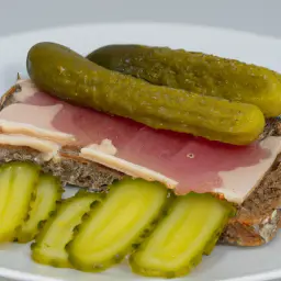 Teaser Image: Bauernfrühstück mit Gewürzgurken und Brot